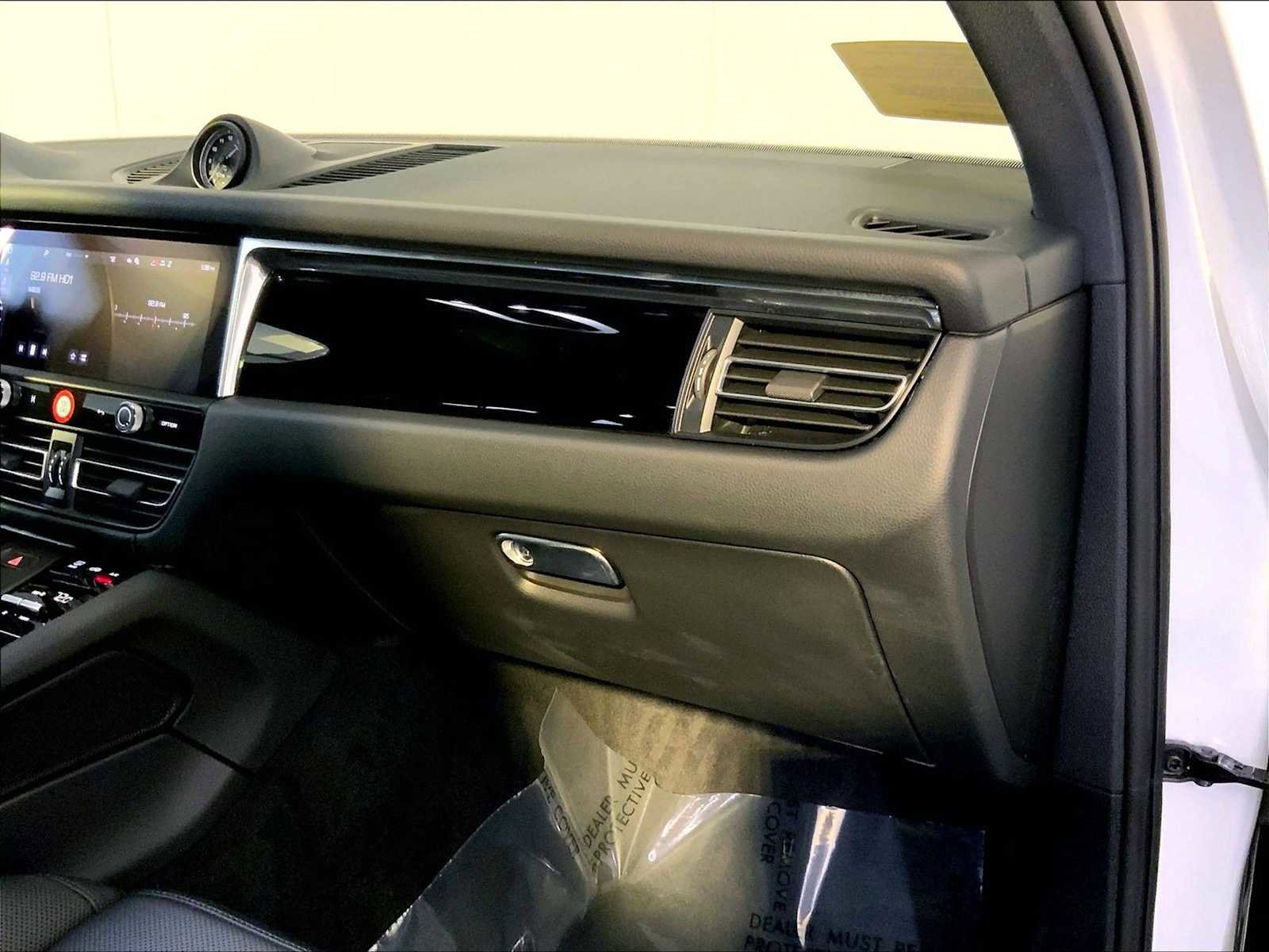 Certified 2025 Porsche Macan image 22