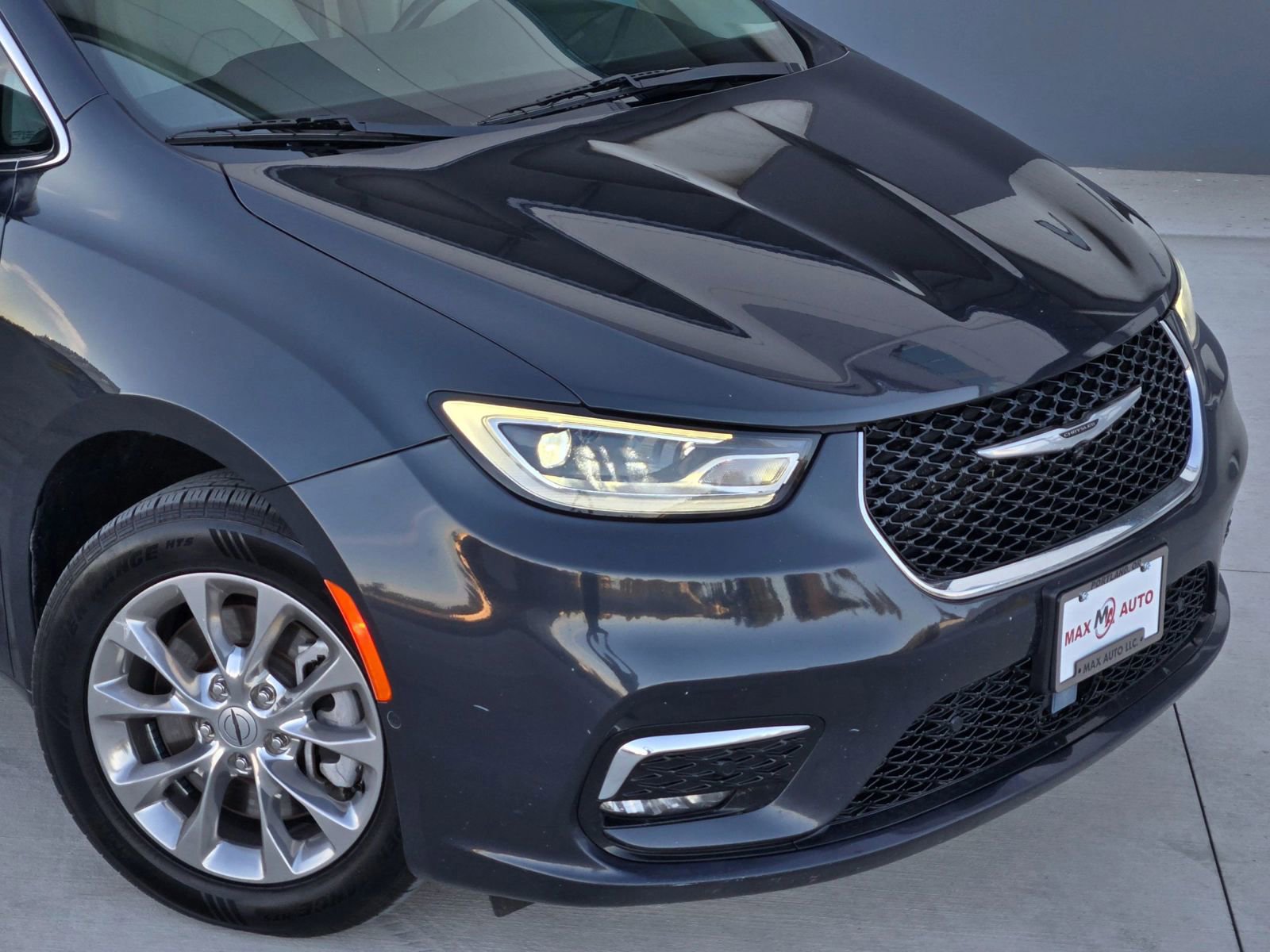 Used 2021 Chrysler Pacifica Touring-L w/ Premium & Safety Sphere Group image 44