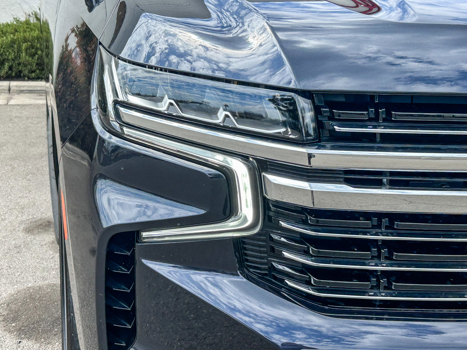 Used 2024 Chevrolet Suburban LT w/ Luxury Package image 4