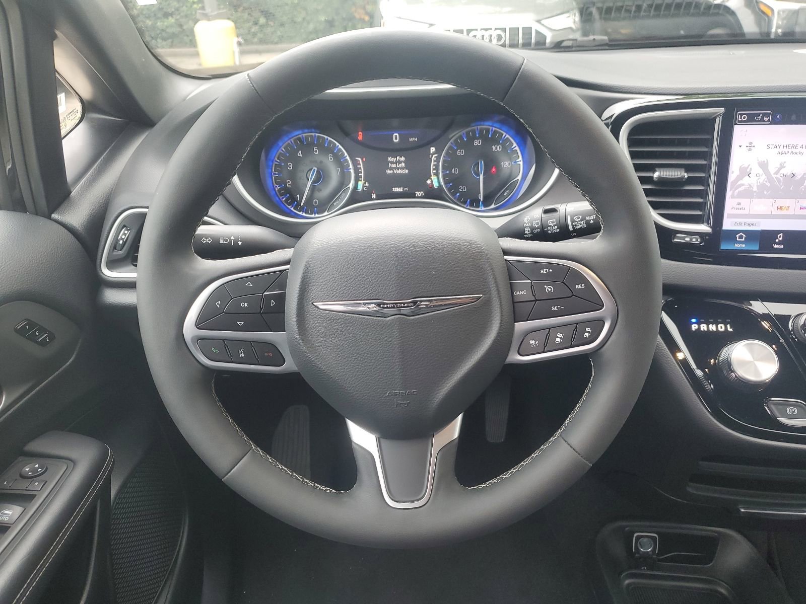 Used 2025 Chrysler Pacifica Select FWD image 11