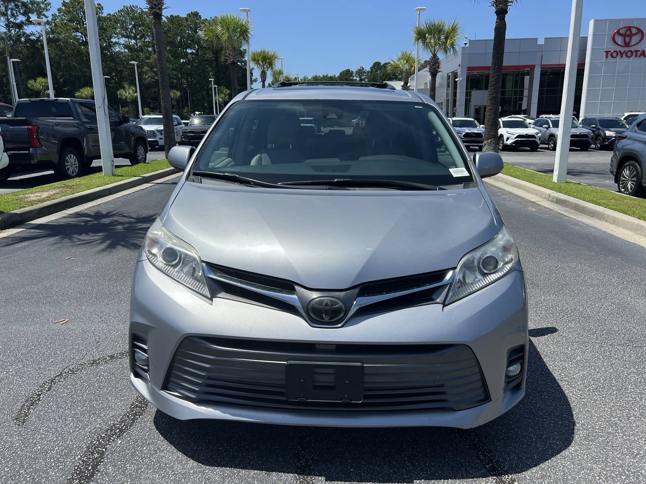 Used 2018 Toyota Sienna XLE FWD image 3
