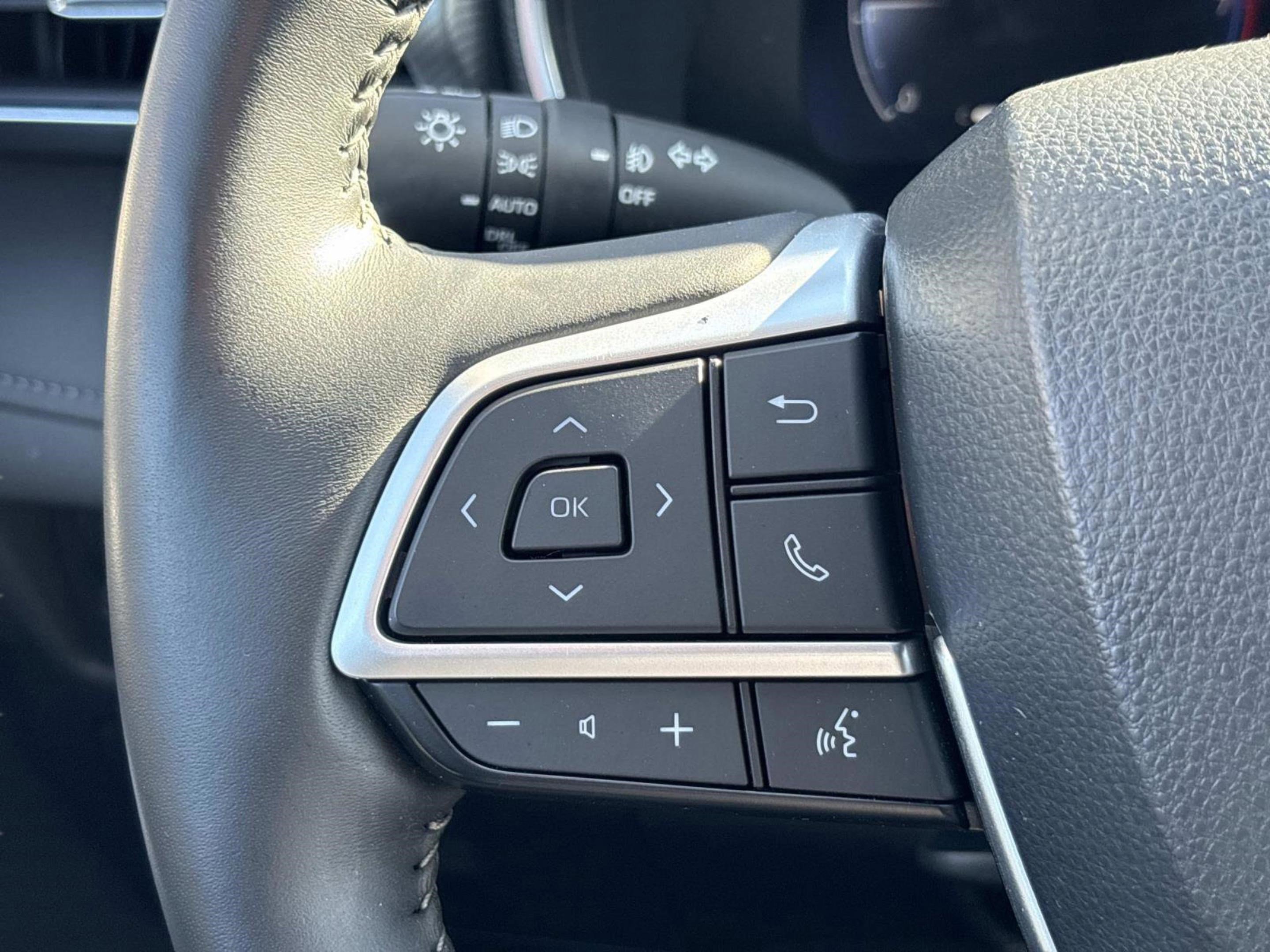 Used 2023 Toyota Highlander Platinum image 32