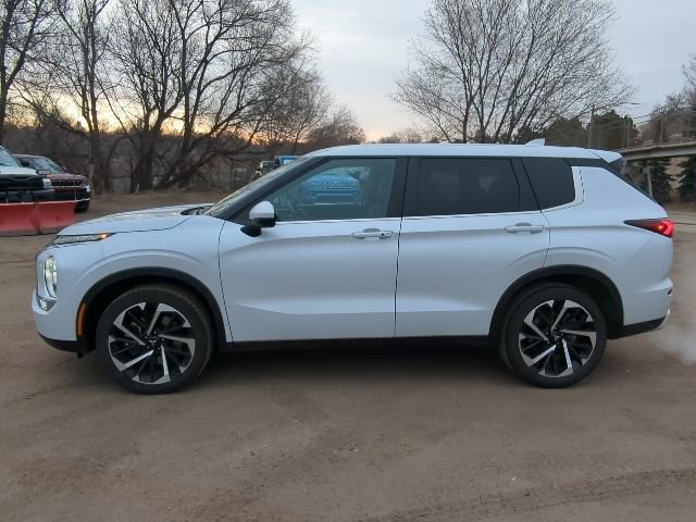 Used 2024 Mitsubishi Outlander SE image 12