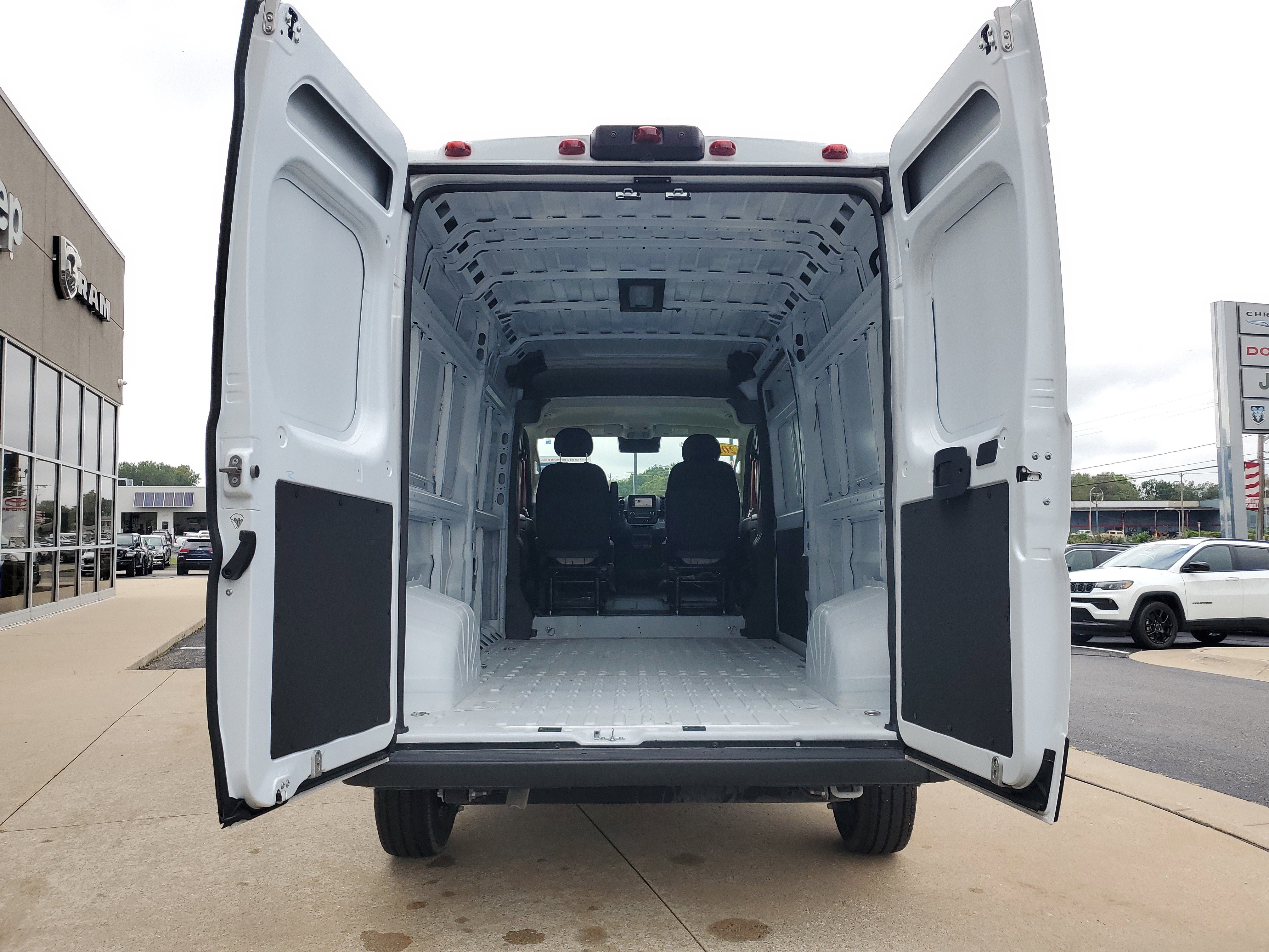 Used 2025 RAM ProMaster 2500 w/ Convenience Group image 22