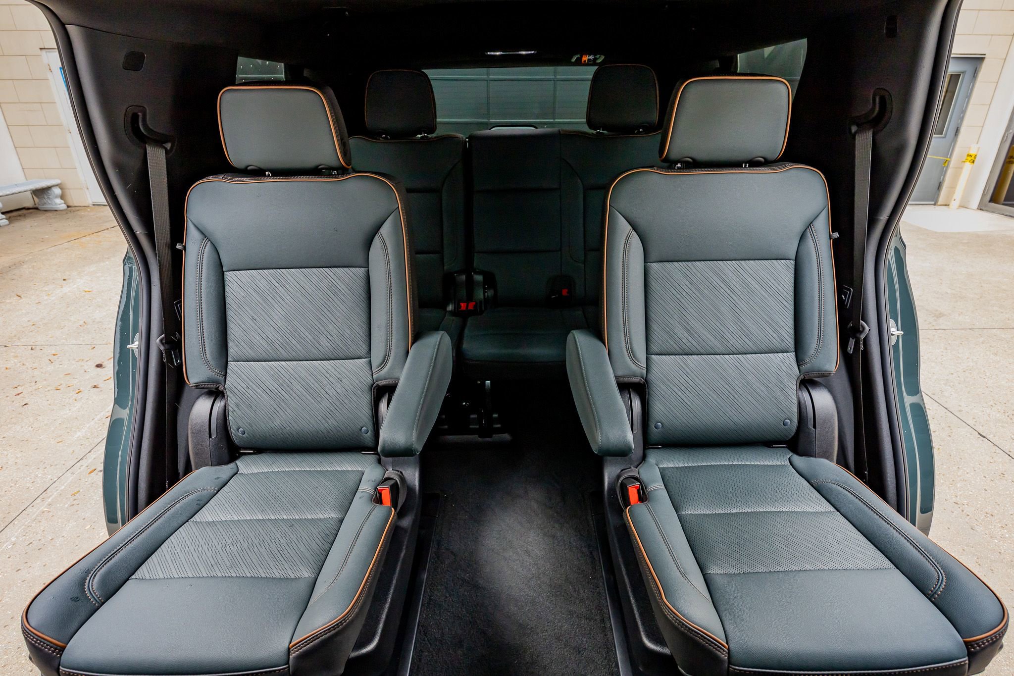 Used 2025 GMC Yukon AT4 w/ AT4 Premium Plus Package image 36