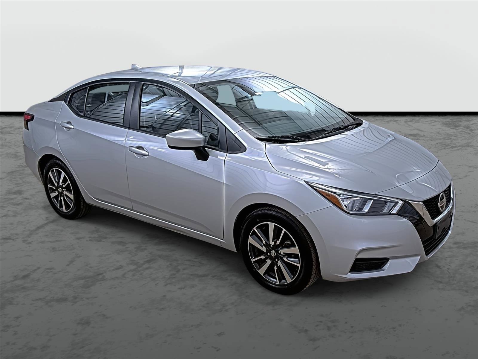 Used 2022 Nissan Versa SV image 5