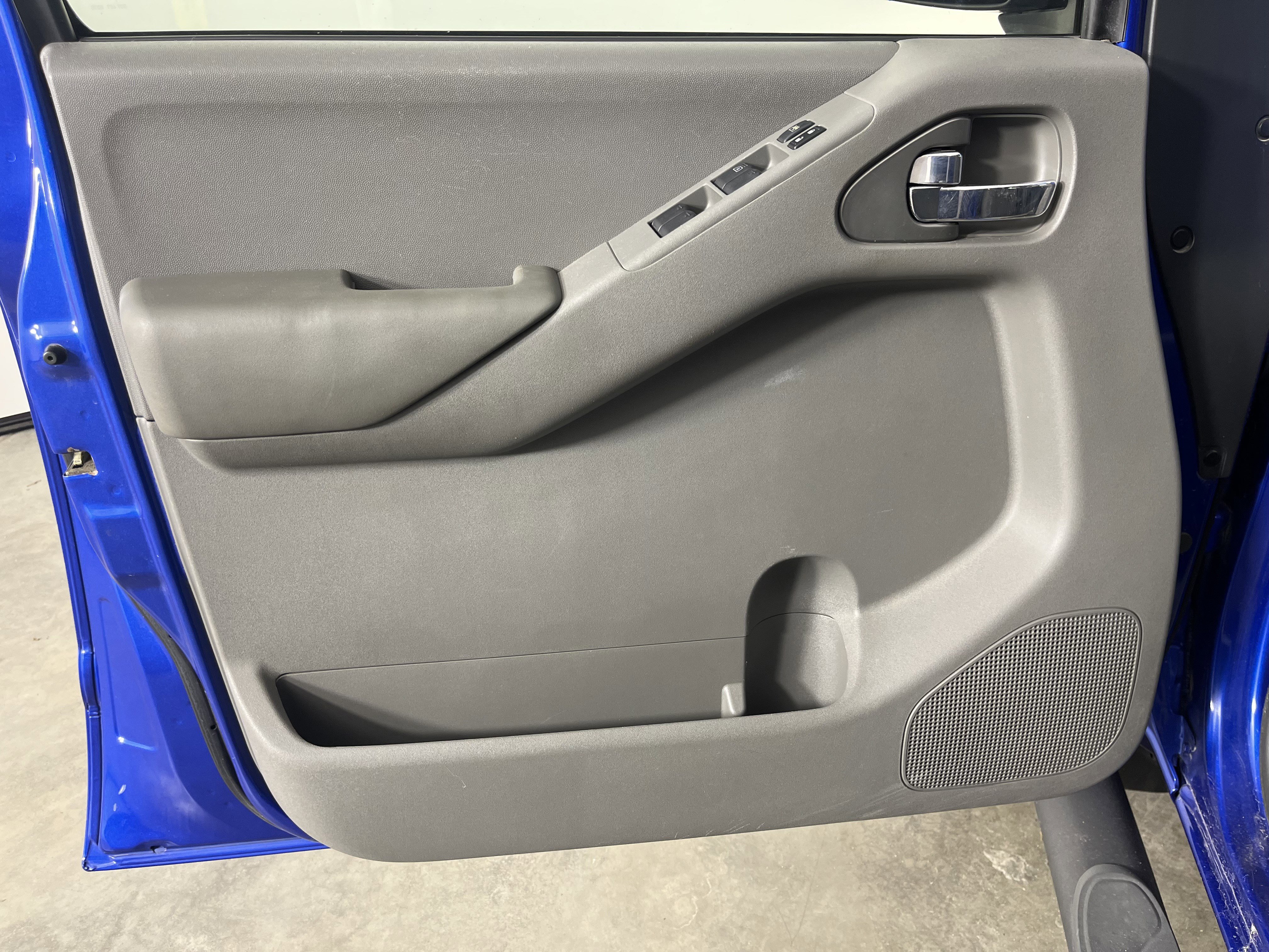 Used 2012 Nissan Frontier SV image 17