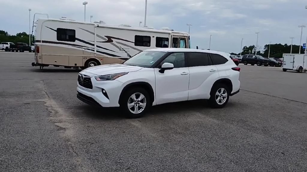 Used 2024 Toyota Highlander LE FWD image 4