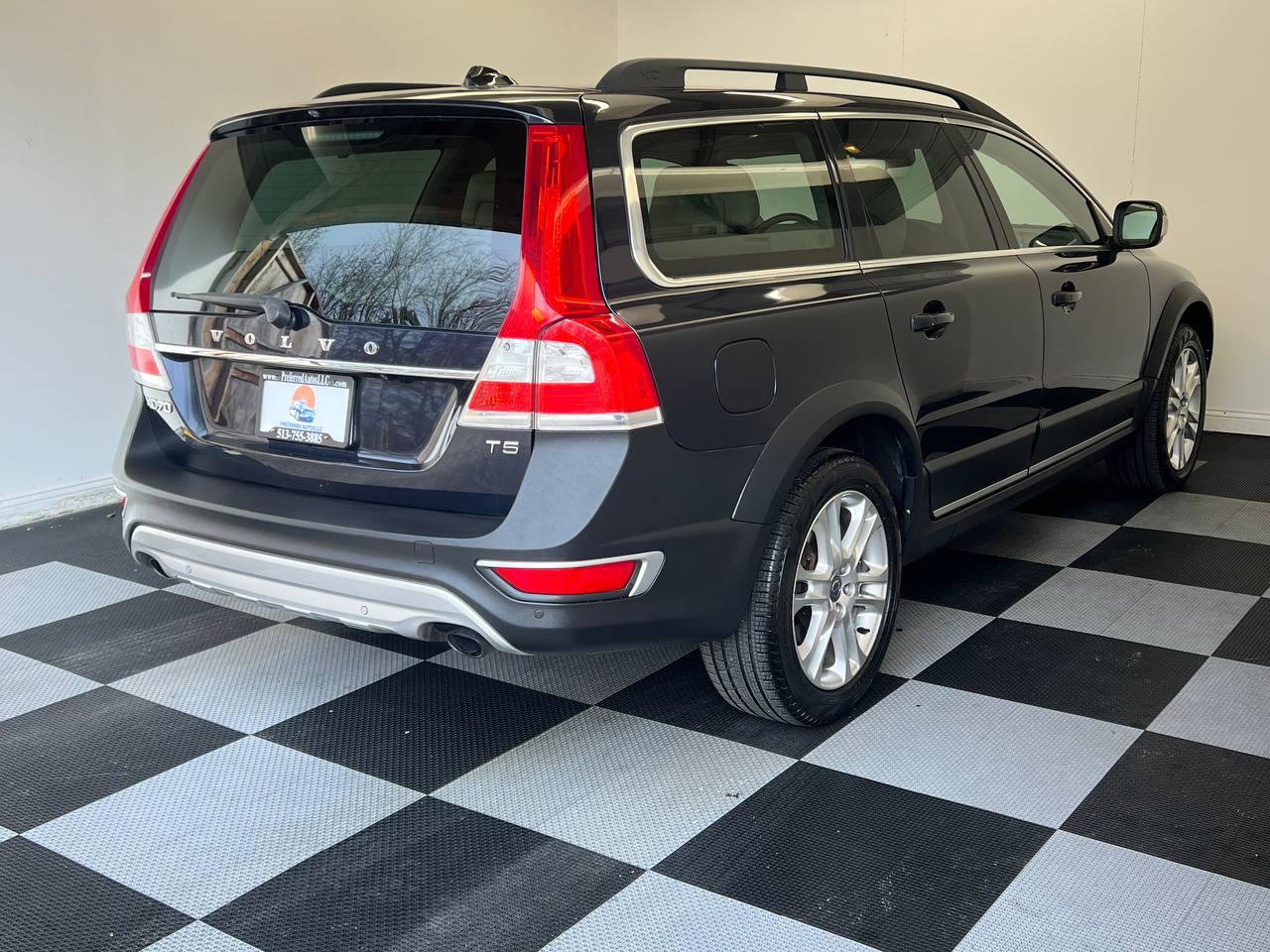 Used 2016 Volvo XC70 T5 Premier w/ Proximity Package FWD image 6