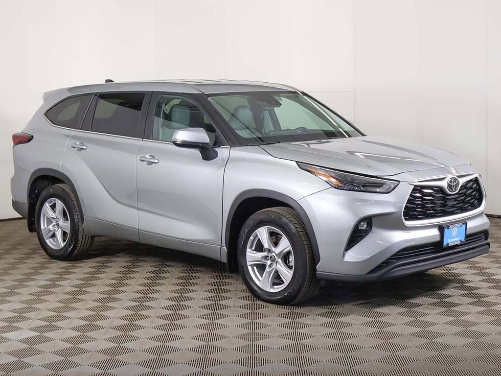 Used 2024 Toyota Highlander LE AWD/4WD image 2