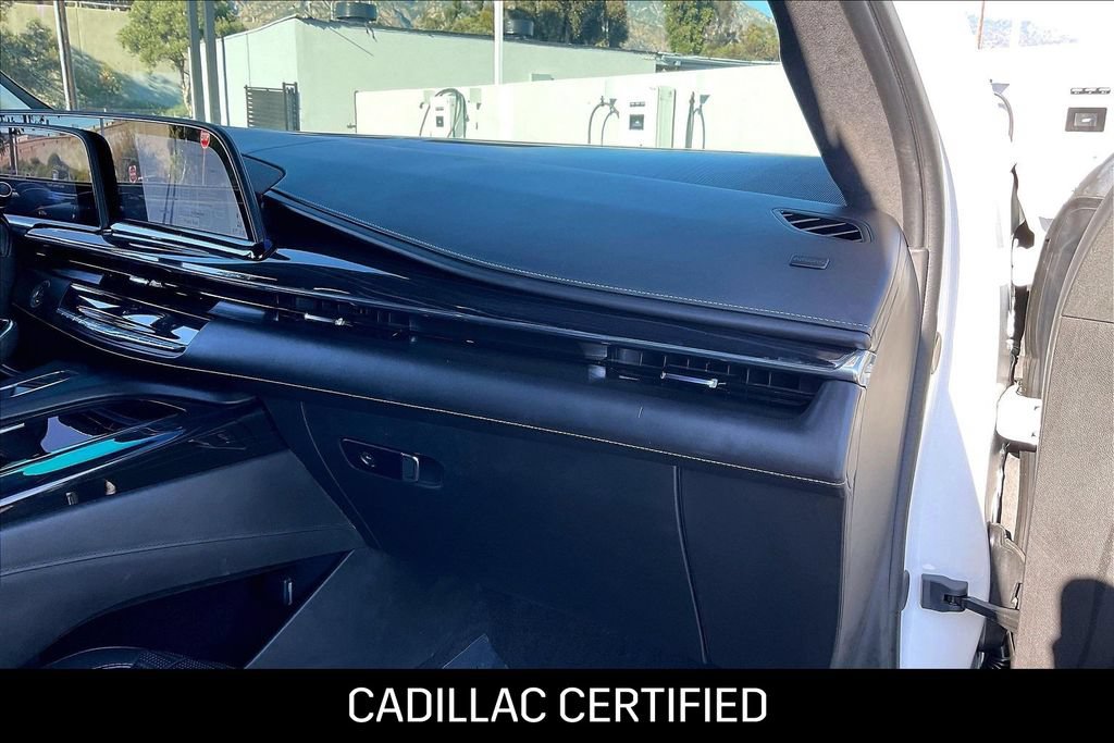 Certified 2024 Cadillac Escalade ESV V w/ Heavy-Duty Trailer Package AWD/4WD image 17