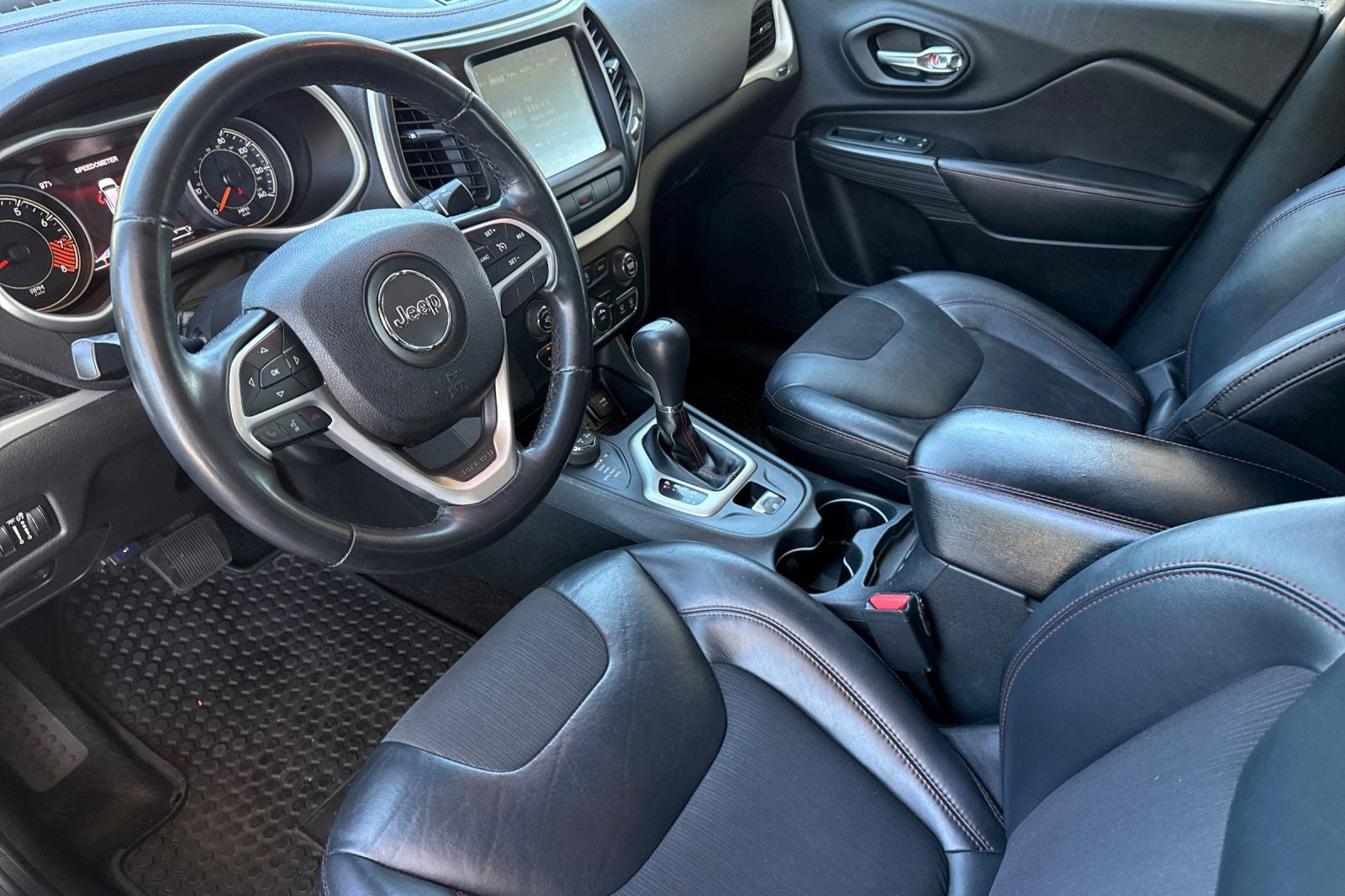 Used 2015 Jeep Cherokee Trailhawk AWD/4WD image 5