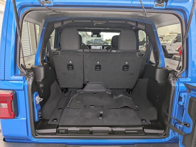 Used 2025 Jeep Wrangler Sahara image 11