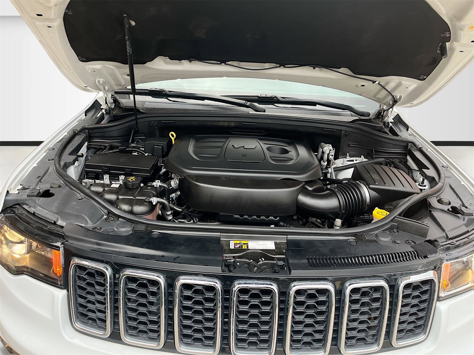 Used 2019 Jeep Grand Cherokee Laredo image 28