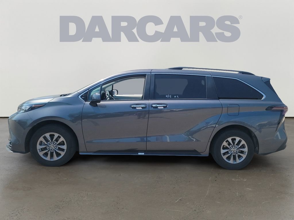 Used 2025 Toyota Sienna XLE FWD image 4