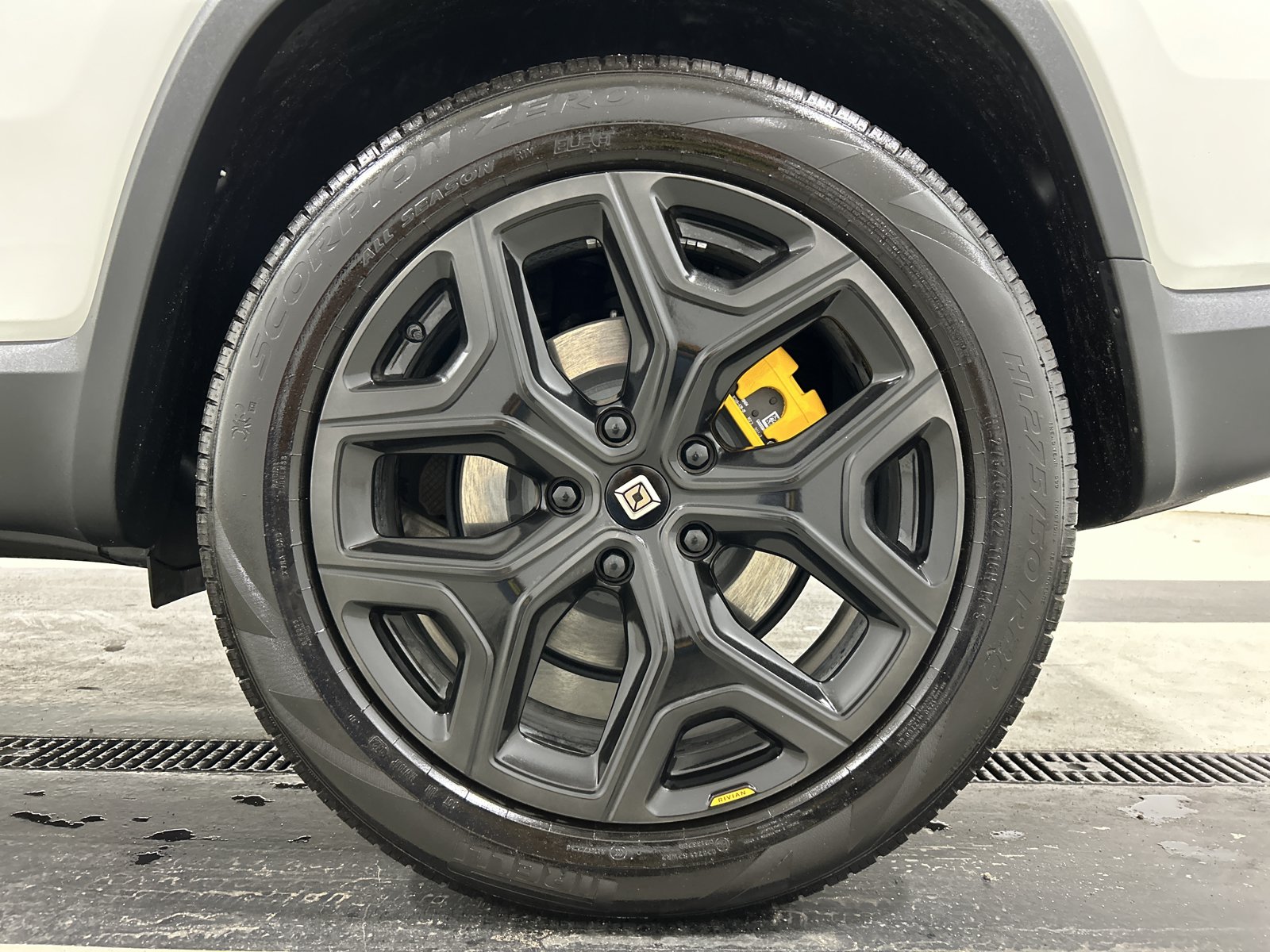 Used 2024 Rivian R1S Adventure AWD/4WD image 10