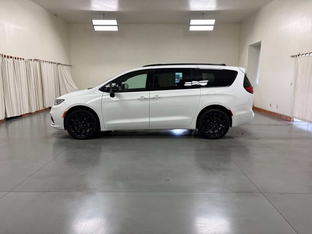 Used 2024 Chrysler Pacifica Touring-L w/ S Appearance Package AWD/4WD image 5