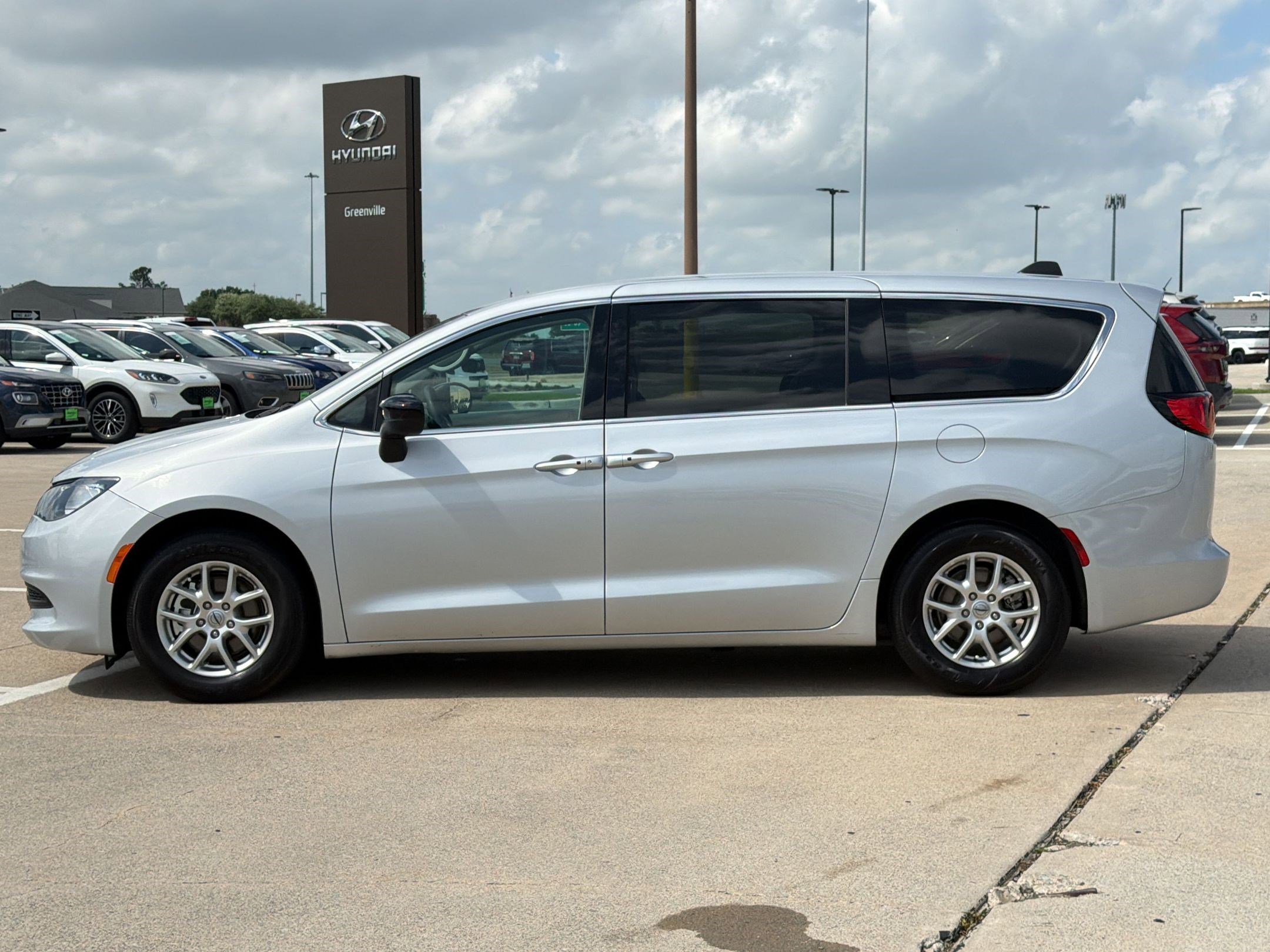 Used 2024 Chrysler Voyager LX image 2