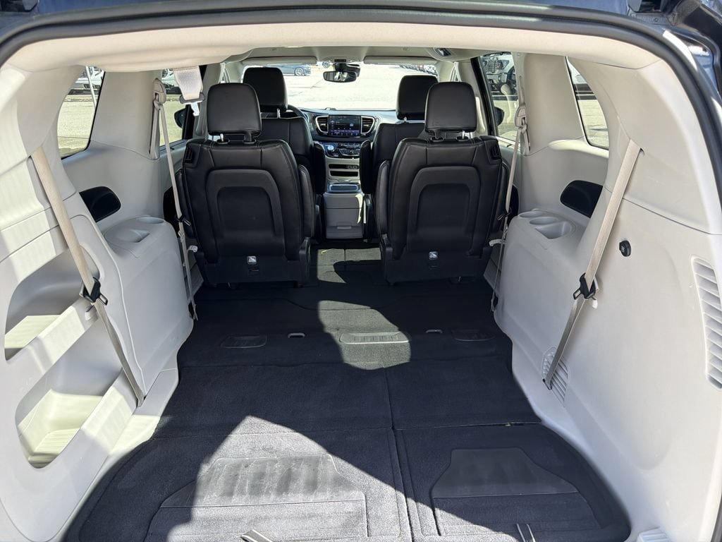 Used 2024 Chrysler Pacifica Touring-L FWD image 11