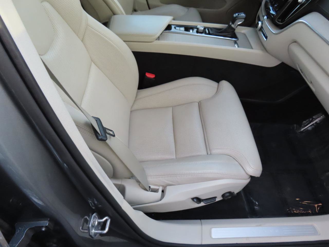 Used 2021 Volvo XC60 T5 Inscription w/ Climate Package image 17