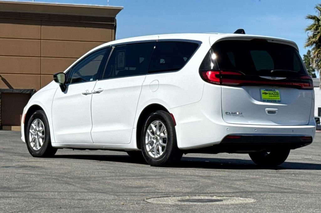 Used 2024 Chrysler Pacifica Touring-L image 3