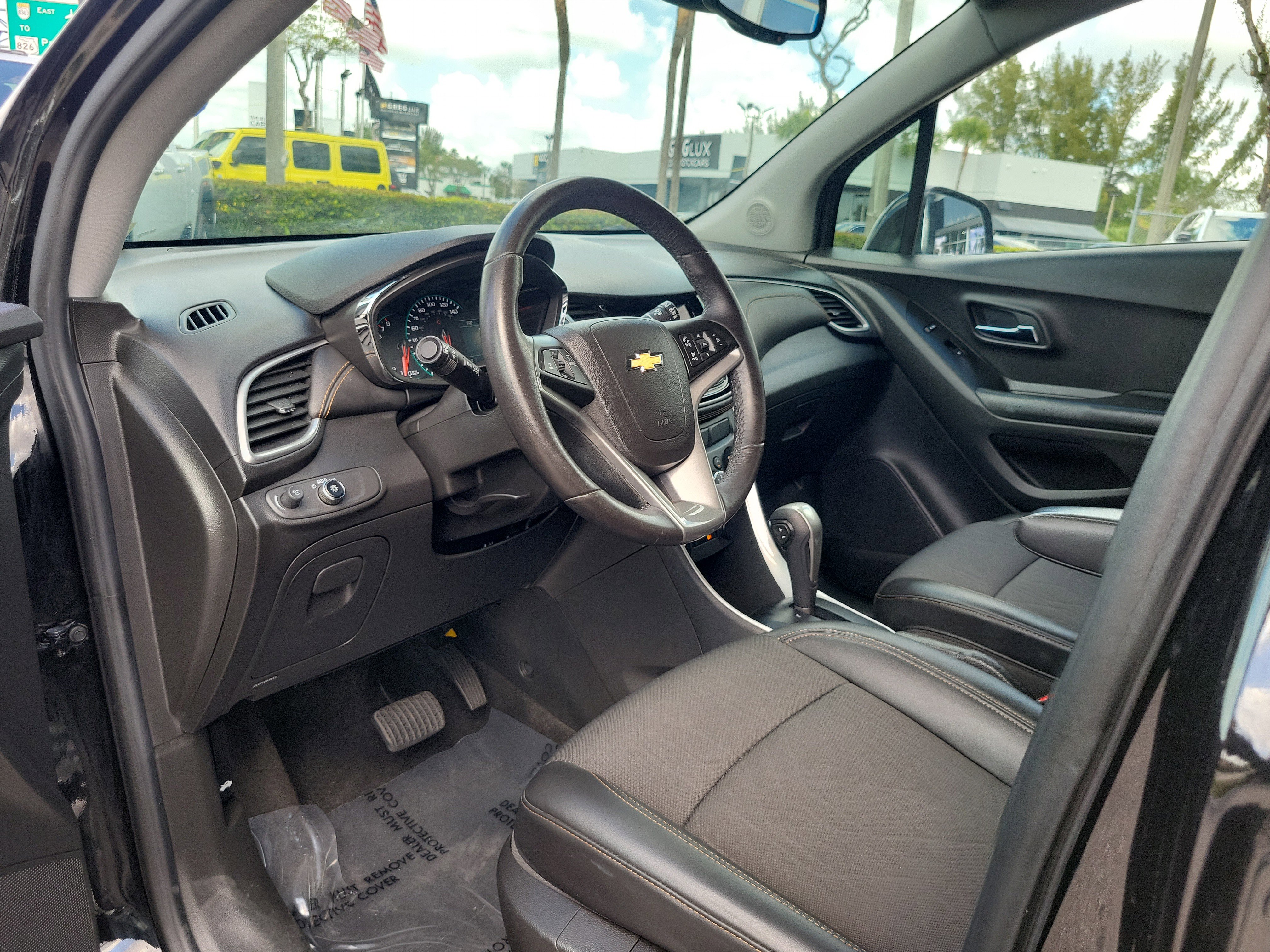 Used 2022 Chevrolet Trax LT w/ Midnight Edition image 9