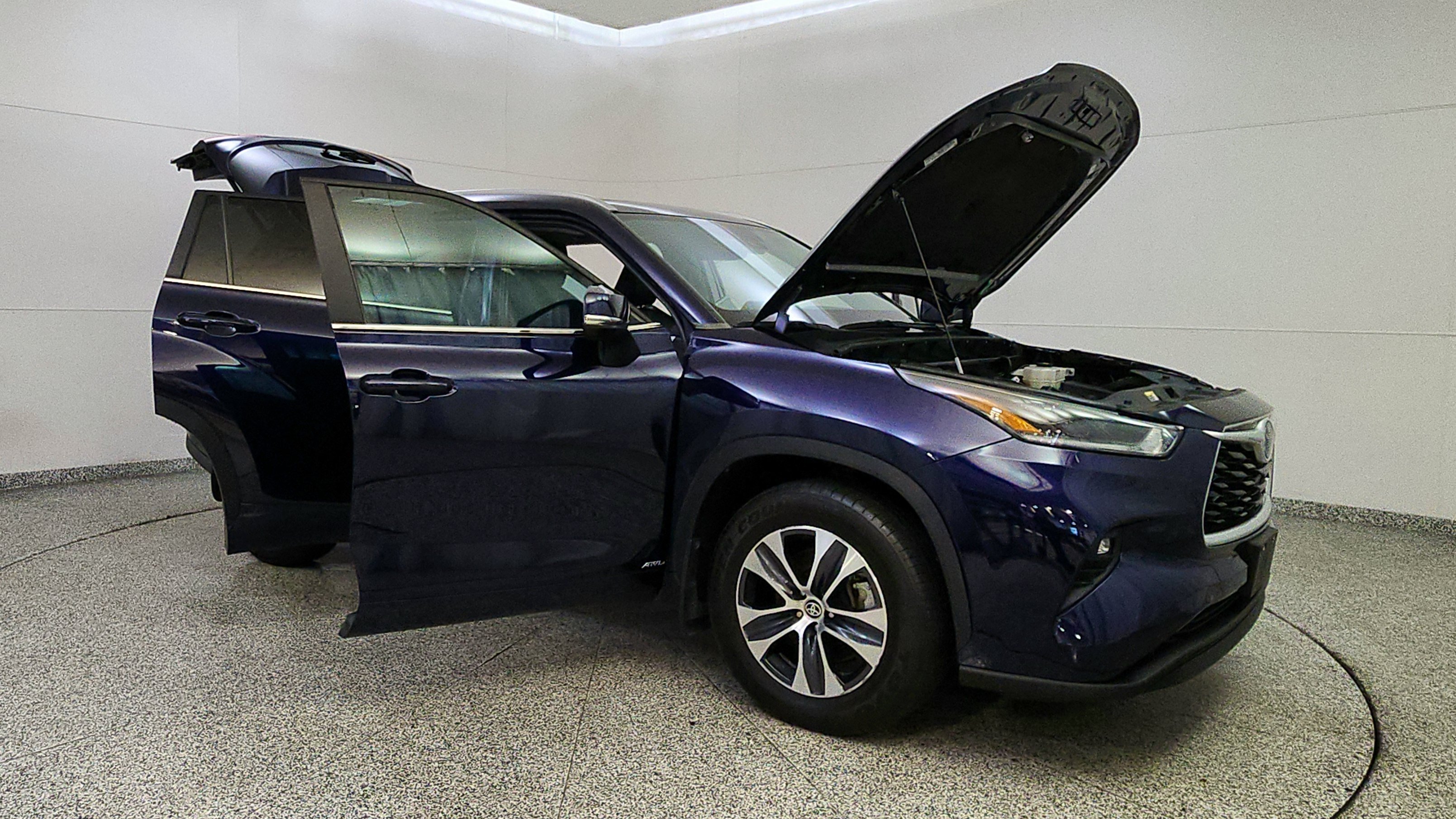 Used 2023 Toyota Highlander XLE AWD/4WD image 9