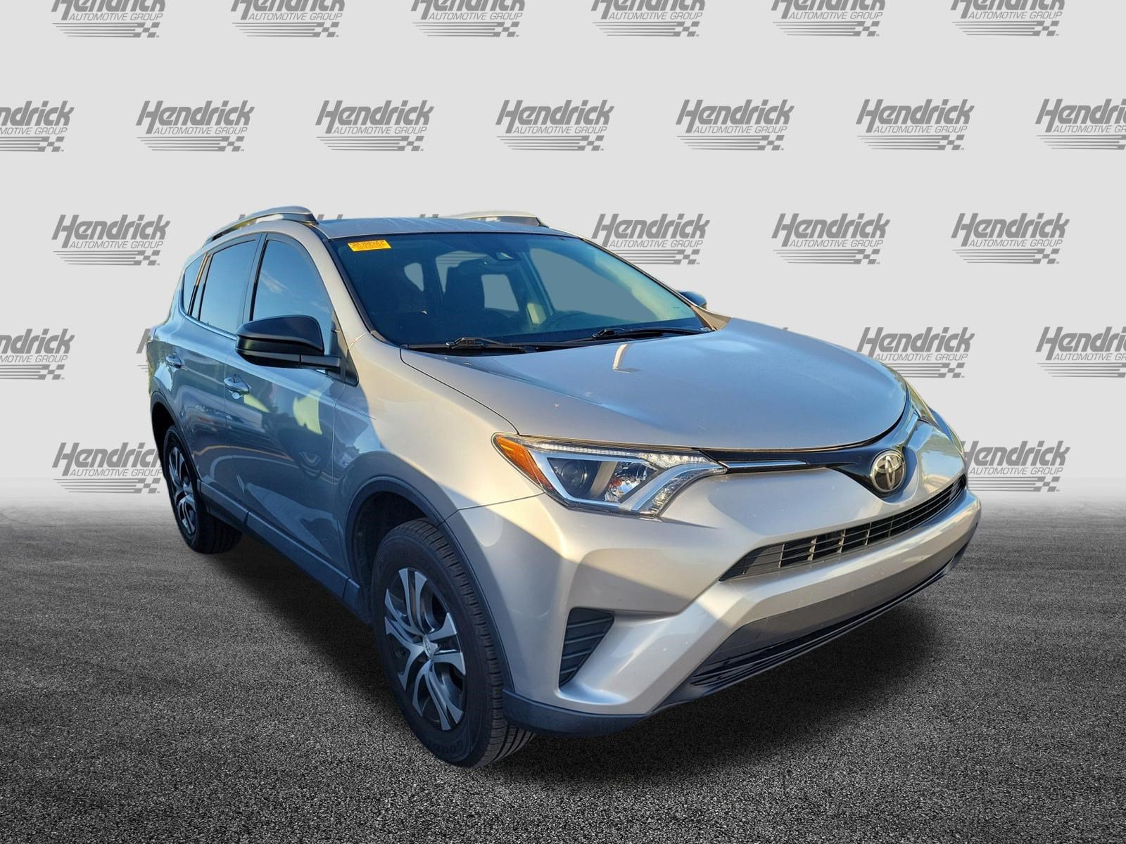 Used 2018 Toyota RAV4 LE FWD image 2