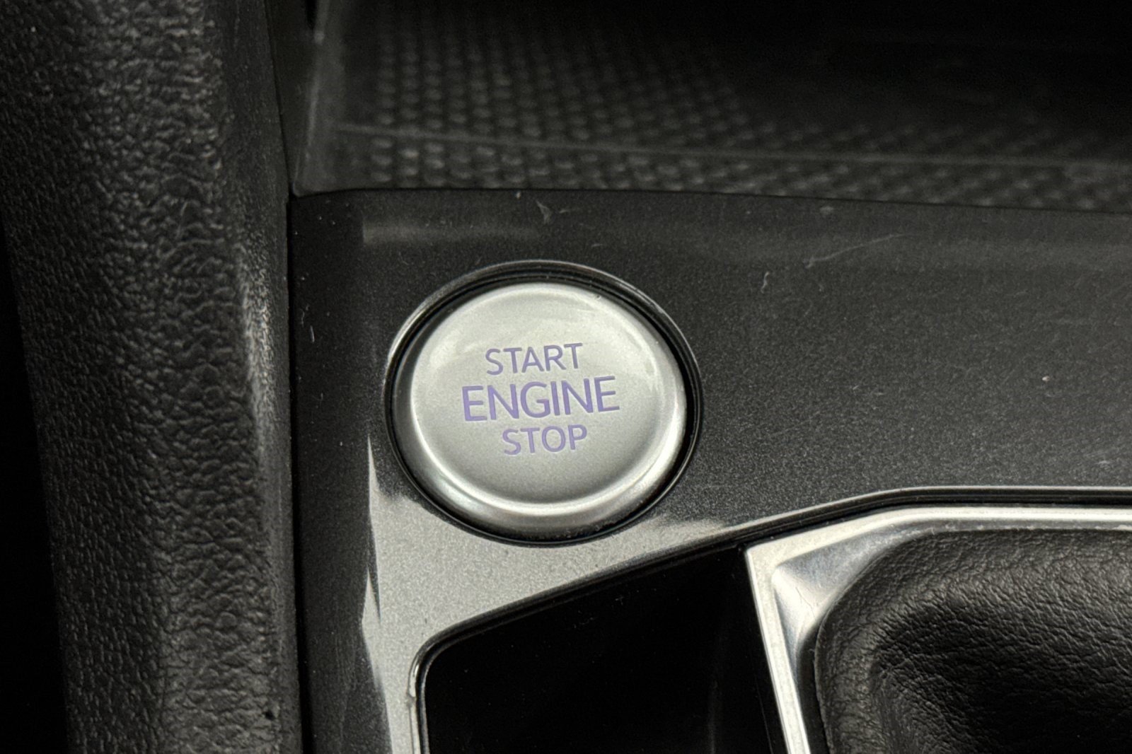 Used 2022 Volkswagen Tiguan SE FWD image 17