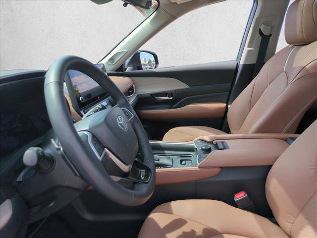 Used 2025 Toyota Grand Highlander AWD image 16