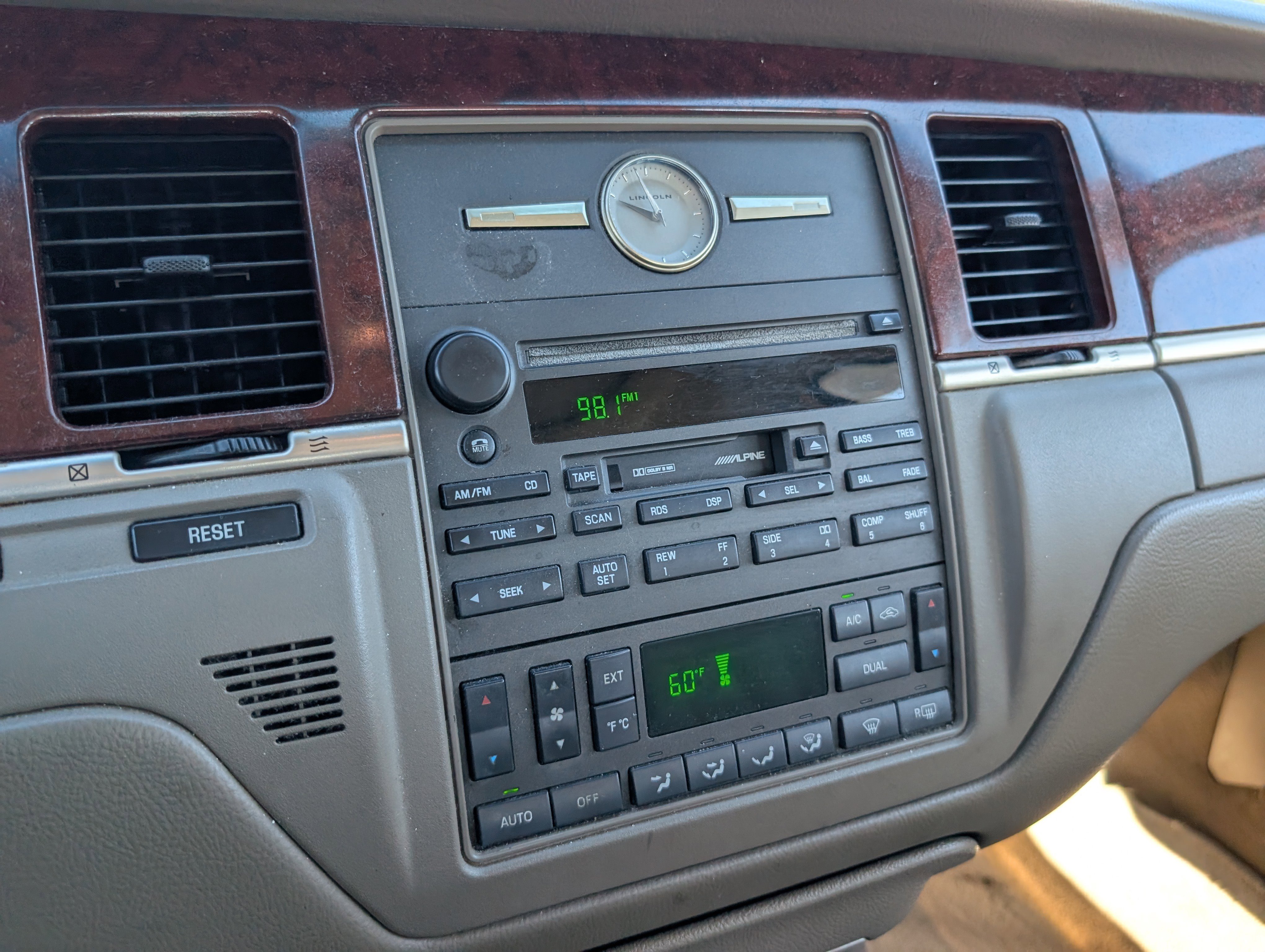 Used 2003 Lincoln Town Car Signature RWD image 9