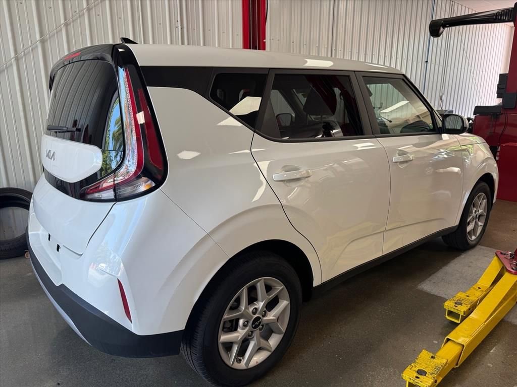 Certified 2025 Kia Soul LX w/ LX Technology Package FWD image 5