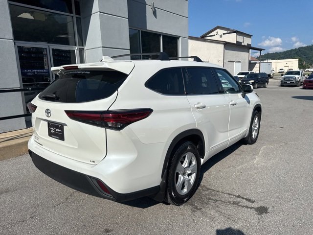 Used 2021 Toyota Highlander LE image 3