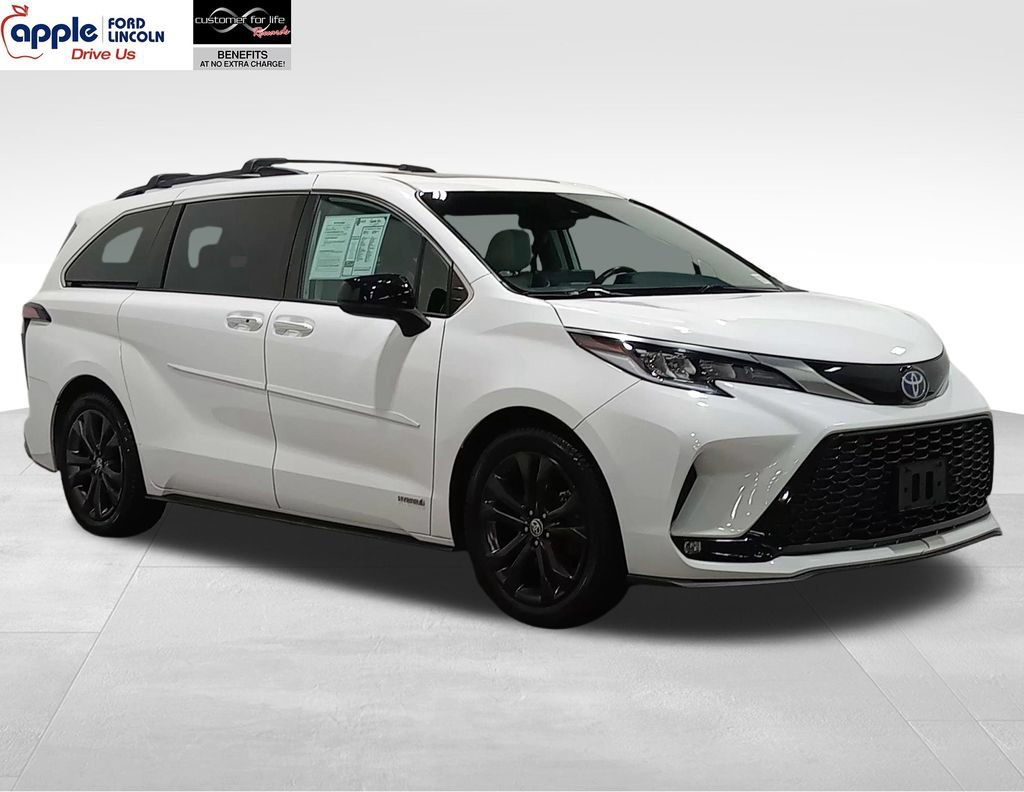 Used 2021 Toyota Sienna XSE w/ XSE Plus Package FWD image 1