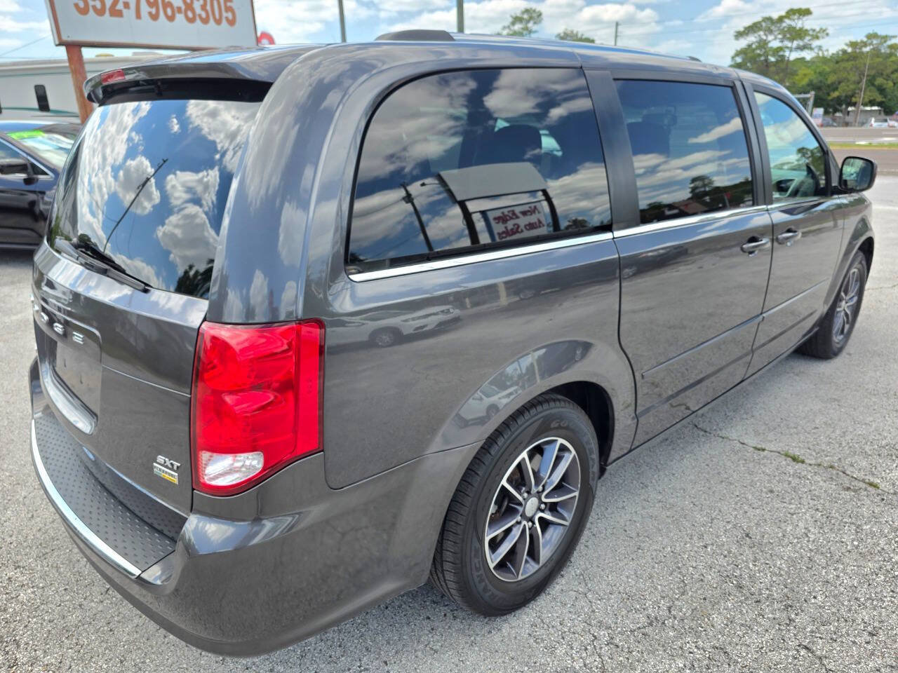 Used 2017 Dodge Grand Caravan SXT FWD image 4