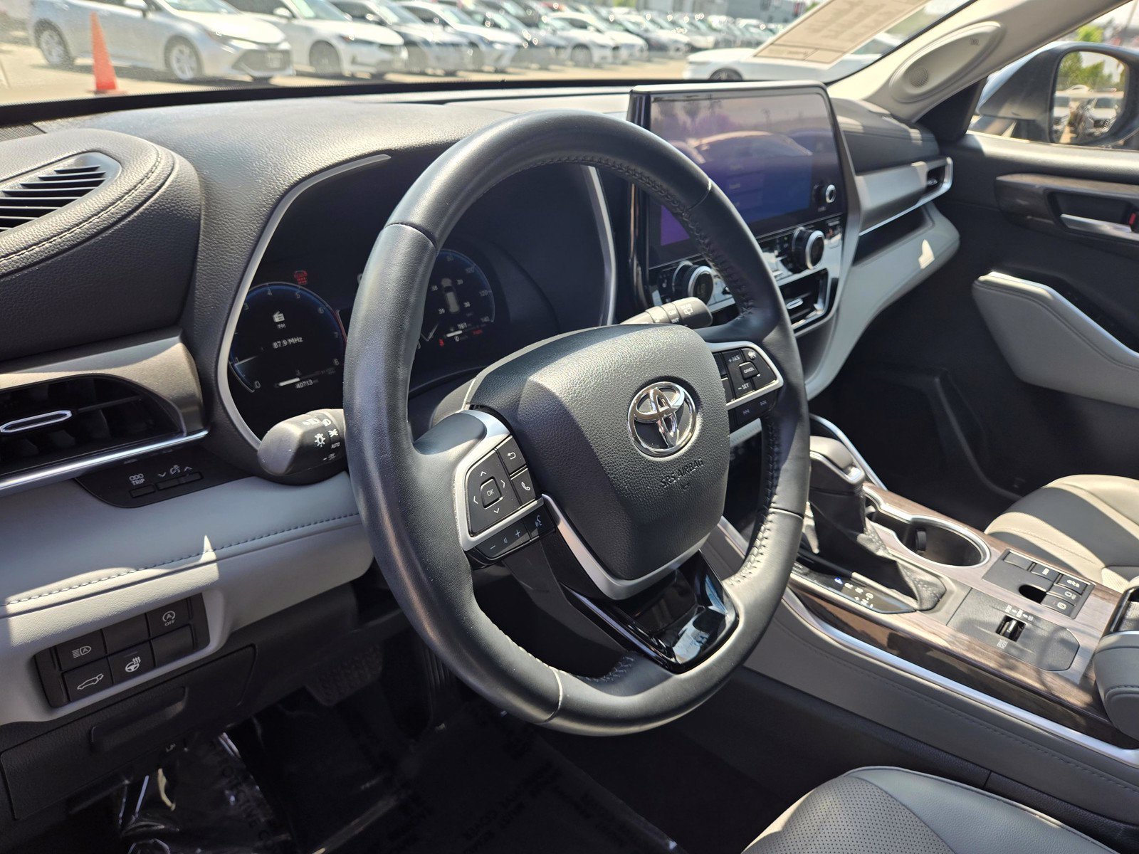 Used 2023 Toyota Highlander Limited FWD image 13