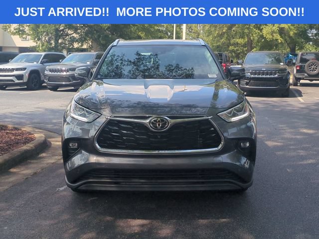 Used 2025 Toyota Highlander Limited FWD image 8