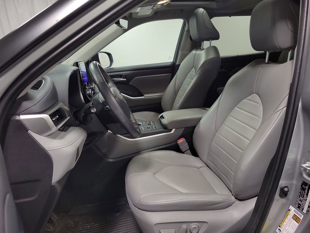 Used 2023 Toyota Highlander XLE AWD/4WD image 13