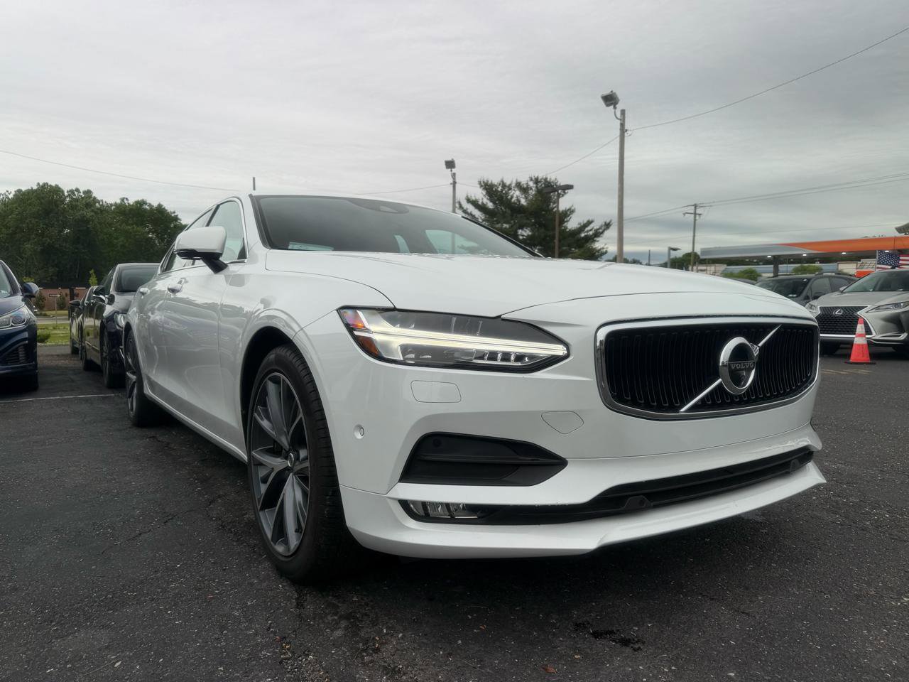 Used 2018 Volvo S90 T5 Momentum w/ Convenience Package AWD/4WD image 3