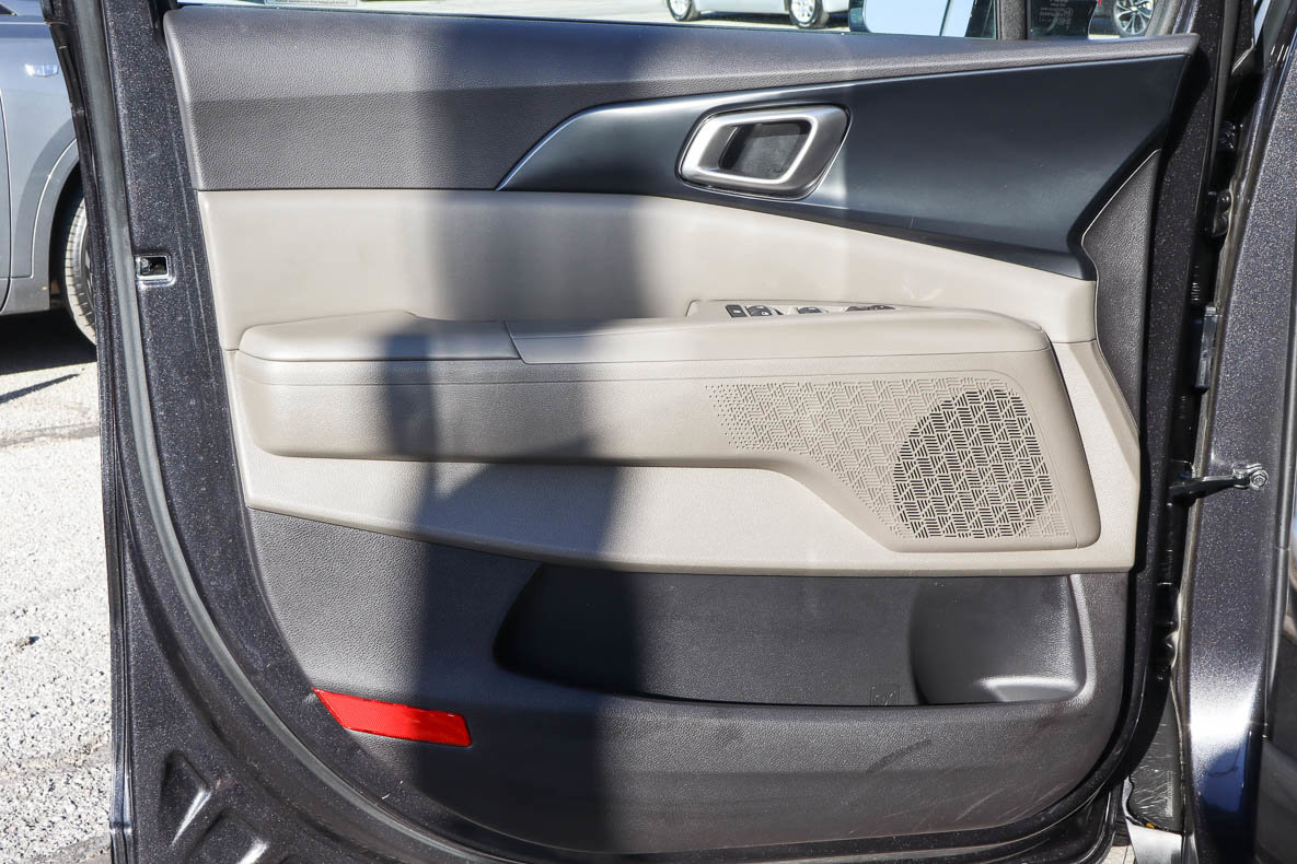 Used 2025 Kia Carnival FWD image 13