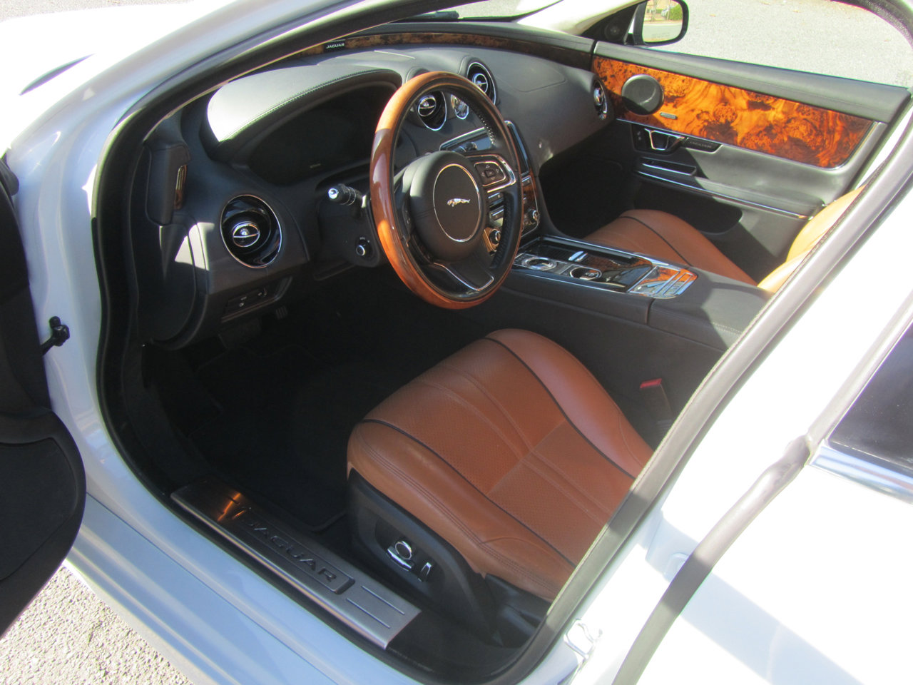 Used 2017 Jaguar XJ R-Sport image 18