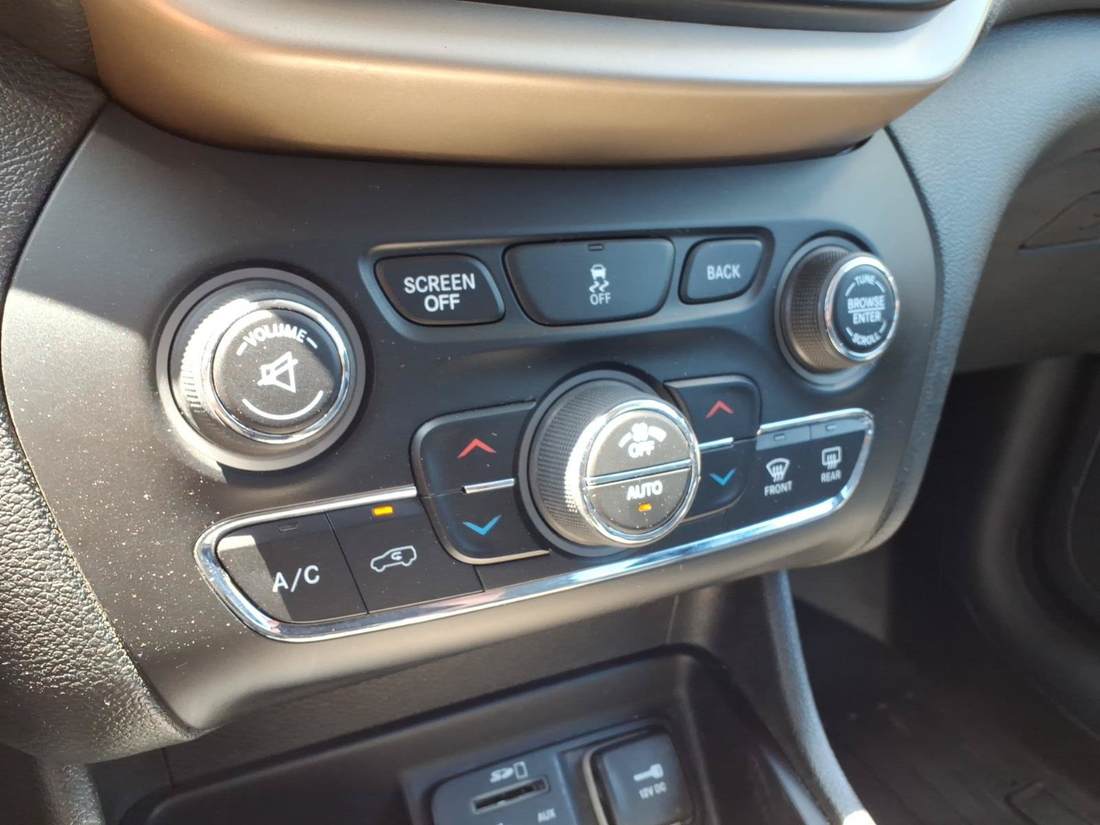 Used 2014 Jeep Cherokee Limited AWD/4WD image 20