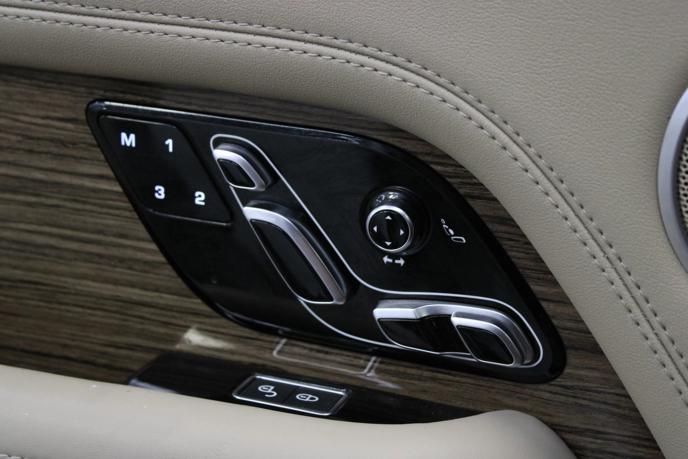 Used 2019 Land Rover Range Rover HSE image 25