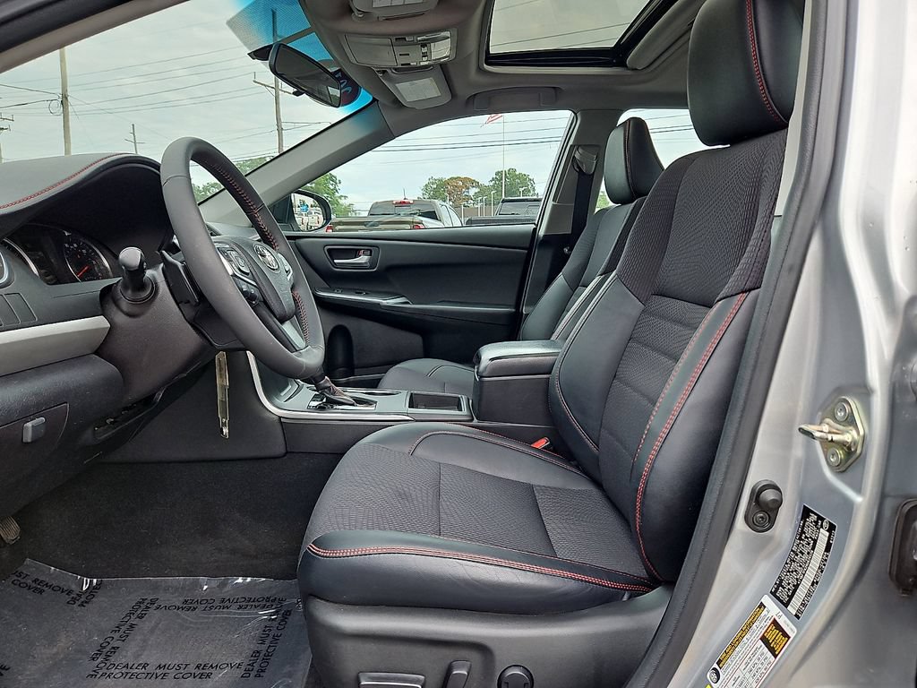 Used 2017 Toyota Camry SE w/ Moonroof Package FWD image 14