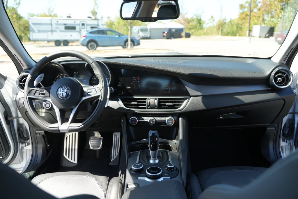 Used 2017 Alfa Romeo Giulia Ti w/ TI 19" Sport Package RWD image 28