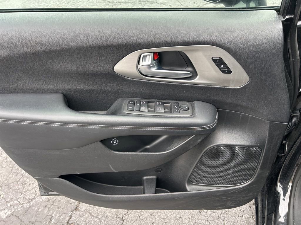 Used 2024 Chrysler Pacifica Premium image 15