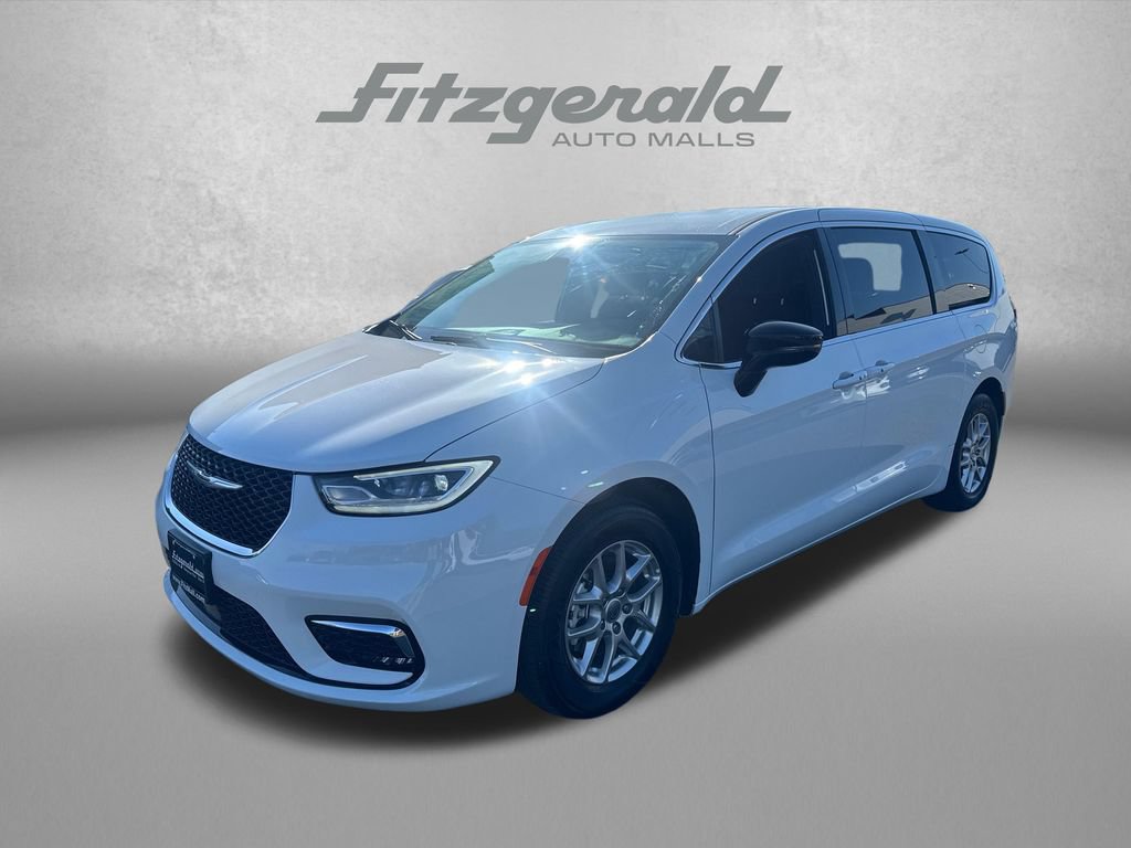 Used 2024 Chrysler Pacifica Touring FWD image 2