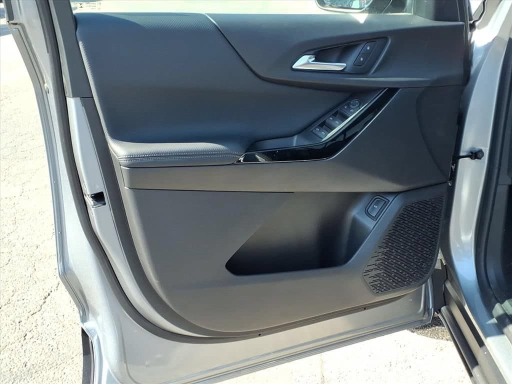New 2027 Chevrolet Equinox LT w/ Convenience Package II FWD image 14