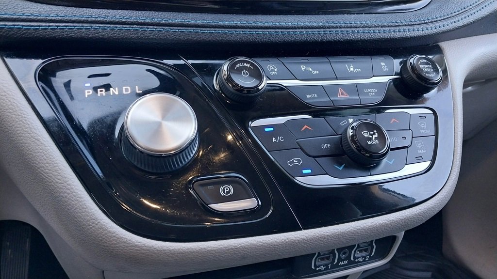 Used 2021 Chrysler Pacifica Touring-L image 29