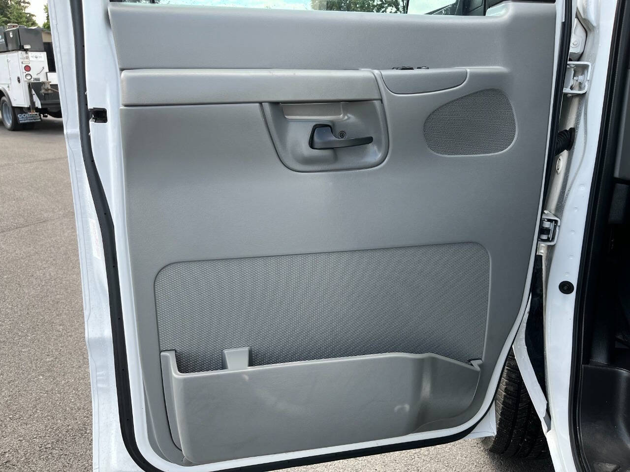Used 2006 Ford E-350 and Econoline 350 XLT RWD image 9